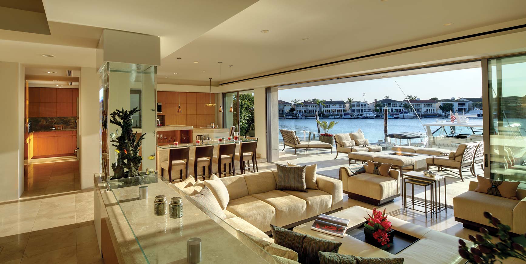 CONTEMPORARY WATERFRONT RESIDENCE
